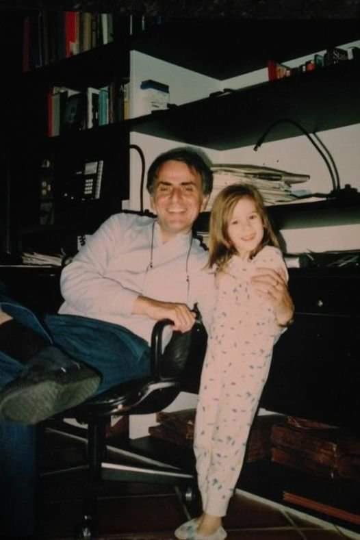 InformaCosmos's tweet photo. "La explicación de Carl Sagan a su hija sobre la inmortalidad y porqué somos polvo de estrellas"

Una tarde de invierno, Sasha de apenas 6 años se acercó a Carl y, fiel a la curiosidad innata de nuestra especie de ir tras la respuesta a cualquier interrogante, especialmente durante la infancia, le preguntó sobre sus padres. Ella conocía a sus abuelos maternos y convivía regularmente con ellos, pero nunca experimentó algo parecido desde el lado paterno.

–"Papá, ¿Por qué no conozco a tus papás como a mis otros abuelos?"
Ante la interrogante repentina de Sasha, Sagan miró a la pequeña y respondió con un tono de melancolía:

–"Porque murieron"

La inocente Sasha pudo percatarse del cambio en el semblante de su padre, que después de un profundo suspiro, sonrió al mirarse reflejado en las enormes pupilas de la niña. Ella lo observó con detenimiento, atención y una desbordante curiosidad, misma que caracterizó al escritor de "Dragons of Eden" (1977) durante toda su vida.

Carl afirmó que no había nada que deseara más en el mundo que ver a su madre y a su padre de nuevo, pero que no tenía ninguna razón ni prueba para creer que podría ser así y por lo tanto, no podía caer en la tentación de un autoengaño.

Sin comprender del todo, Sasha frunció las cejas en señal de confusión y soltó un escueto "¿por qué?". 

Su padre la miró con ternura, pero con el convencimiento de que ella sería capaz de entender a lo que se refería y le explicó cuán peligroso podía ser creer cosas solo porque queramos que sean verdad. 

"Es muy fácil ser engañado si no te cuestionas a ti mismo y a otros, especialmente a las personas con una posición de autoridad", continuó. "Todo lo que es real puede resistir a cualquier prueba".

"Tú estás viva en este segundo. Eso es algo increíble", le dijo. La pequeña se mantuvo escéptica y su padre continuó: 

"Si tenemos en cuenta el número casi infinito de posibilidades y caminos que conducen a nacer a una sola persona, debes estar agradecida de ser tú misma este preciso instante. Piensa en el enorme número de posibles universos alternativos en los que, por ejemplo, tus tatara-tatara-abuelos nunca se encontraron y tú nunca llegaste a existir. Tienes el placer de vivir en un planeta en el que has evolucionado para respirar el aire, beber el agua y adorar el calor de la estrella más cercana. Estás conectada con todas las generaciones y los seres vivos de este mundo a través del ADN. También con el universo, porque cada célula de tu cuerpo fue creada en los corazones de las estrellas".

A lo largo de su vida, Sasha Sagan había escuchado más de una decena de veces la frase "somos polvo de estrellas", pero nunca logró siquiera imaginar su significado. Sabía que la autoría pertenecía a su padre, la había visto subrayada en cuadernos y hojas sueltas, pero nunca antes comprendido la magnitud de tal declaración, hasta entonces.

Pocos años después, cuando Sasha tenía 14 años y comenzaba a descubrir la grandeza del pensamiento de su papá a través de su visión del mundo y lo que aprendía en la escuela, Sagan dejó este mundo sin ninguna promesa religiosa de por medio.

El corazón del autor de "A Pale Blue Dot" (1994) dejó de latir en una cama del Centro de Investigación de Cáncer Fred Hutchinson en Seattle, Washington. Al poco rato, su cerebro envió las últimas señales eléctricas y la muerte médica fue decretada en un acta de defunción.

Los restos mortales de Sagan fueron enviados a su natal Nueva York, mientras el calcio de sus huesos, el nitrógeno de sus proteínas en forma de aire, el hierro de su sangre y el hidrógeno, que combinado forma el compuesto más abundante en el cuerpo humano, y al mismo tiempo, es el combustible gracias al que brillan cada una de las estrellas que percibimos en una noche despejada, seguirán su curso en la vastedad del tiempo y la inmensidad del espacio. Solo para hacernos recordar que, en palabras de Sagan, somos polvo estelar.