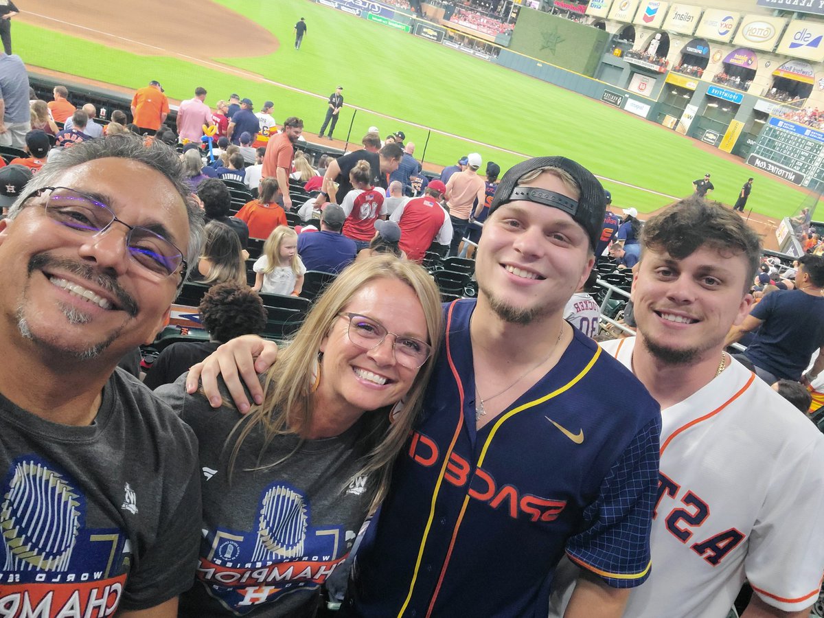 JoeDeLeon44's tweet photo. Night out with the fam before youngest goes back to college!  LFG @astros https://t.co/8cI3onB40t
