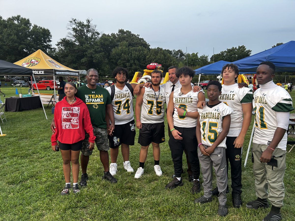 Panthers_FBall's tweet photo. Parkdale Football gives back to the community by participating at National Night Out #NNO2023 https://t.co/0CiHk79cds