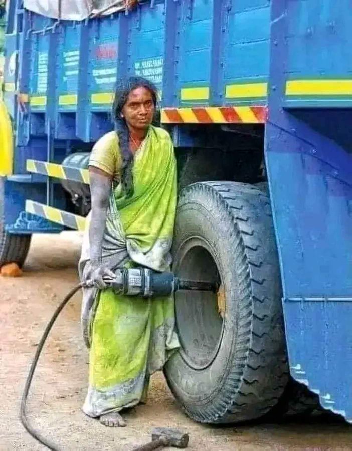 mpanktiya's tweet photo. श्रृंगार करती महिलाओं से,
संघर्ष करती महिलाएं अधिक सुंदर लगती हैं... https://t.co/v3w7cRU65F