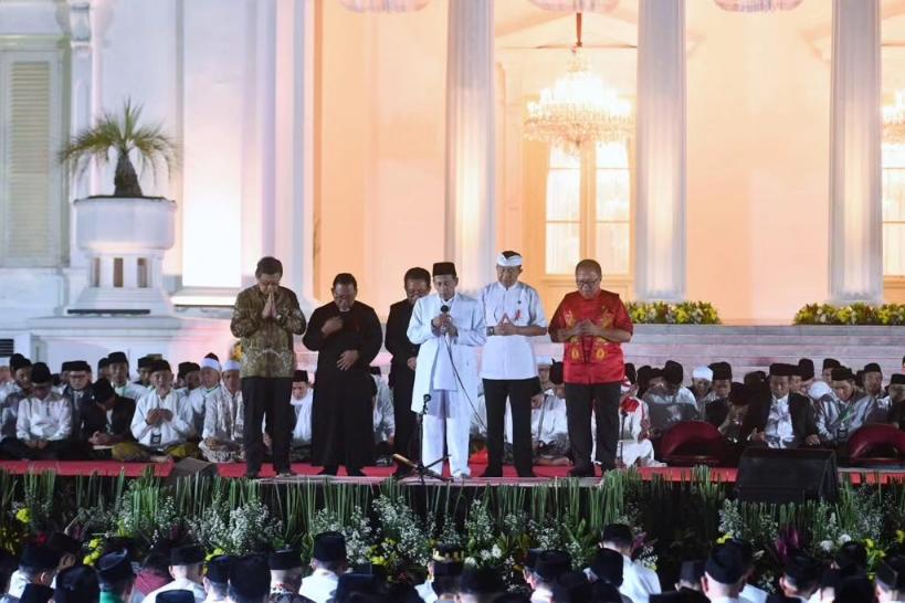 jokowi's tweet photo. Salah satu yang patut kita syukuri di tahun ini adalah situasi ekonomi pascapandemi Covid-19 yang dapat terkendali dan kembali pulih berkat kerja keras dan gotong royong seluruh rakyat. Maka, semalam di halaman Istana Merdeka, kita menggelar acara Zikir dan Doa Kebangsaan, sekaligus untuk menyambut 78 Tahun Indonesia Merdeka.

Mari terus merawat kerukunan, toleransi, sikap saling menghormati, saling menolong, agar bangsa ini dapat menjadi bangsa yang bersatu, maju, bangsa yang baldatun toyyibatun warobbun ghofur.