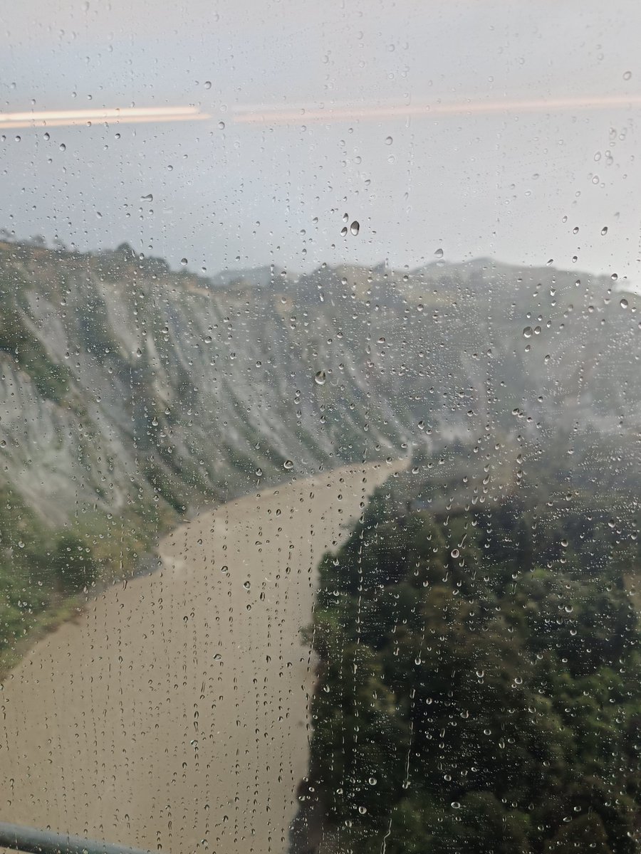 WORLD_of_nyanko's tweet image. LCCだけで荷物7kgの旅(24日目)

ころころ天気が変わる。

さっきまで雨が振ってたかと思うと、

#NorthernExplorer