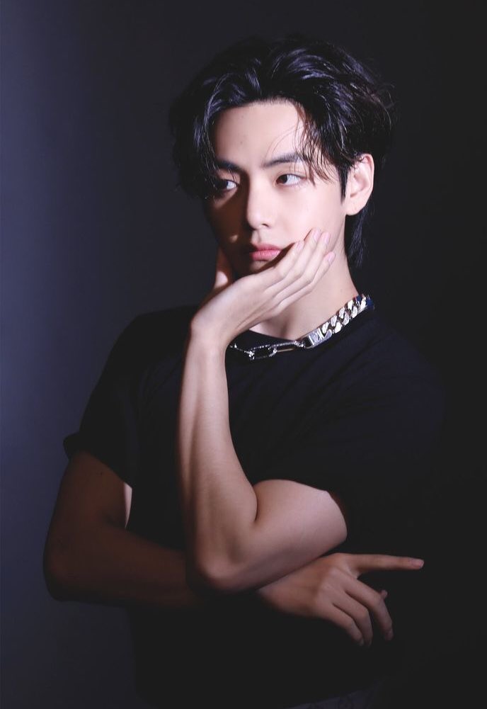 taeguide's tweet photo. [INFO] Min Hee-Jin on V 

“Last year, I received a verbal proposal from V. At first, I hesitated because of my schedule, but I was intrigued by V’s attitude and passion, and his vocal tone which I didn’t know very well. I hope the thing you focus on is the music. I prepared it as music that reflects V’s taste, and at the same time, music that I wanted to suggest. We focused on the music that we wanted to do, and the music that he could pull off well, rather than a familiar style. We were incredibly busy, but I think some interesting works came out of it.”