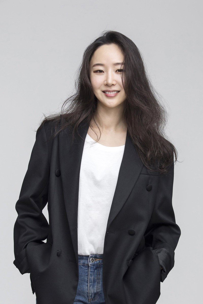 taeguide's tweet photo. [INFO] Min Hee-Jin on V 

“Last year, I received a verbal proposal from V. At first, I hesitated because of my schedule, but I was intrigued by V’s attitude and passion, and his vocal tone which I didn’t know very well. I hope the thing you focus on is the music. I prepared it as music that reflects V’s taste, and at the same time, music that I wanted to suggest. We focused on the music that we wanted to do, and the music that he could pull off well, rather than a familiar style. We were incredibly busy, but I think some interesting works came out of it.”