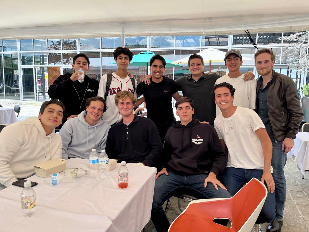 santiagogarcia0's tweet photo. 7 licenciaturas, muchos alumnos de nuevo ingreso en Ciudad Panamericana, rostros llenos de sueños que quieren cumplir. Recuerden: ampliar la mente, forjar el carácter y tener un buen corazón. ¡Bienvenidas todas las nuevas panteras a esta gran experiencia universitaria! #ViveUP