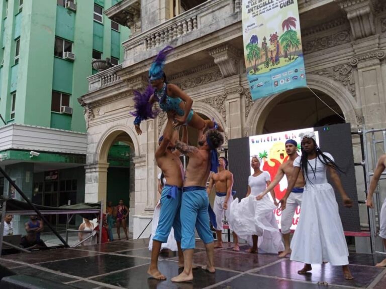 La XIII edición del Festival Internacional de las Artes Callejeras continuó en Santa Clara y se extenderá hasta el 6 de agosto con la participación de agrupaciones cubanas y foráneas. #CubaEsCultura #DeZurdaTeam #IzquierdaUnida