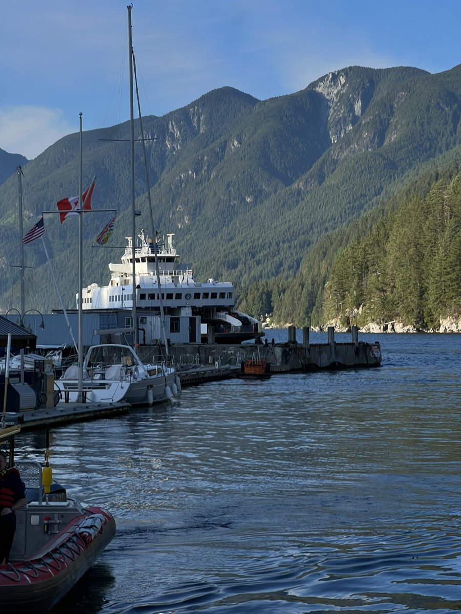xplorewild76's tweet photo. BCFerries taking another load of cars north.  Pretty neat spot in Horseshoe bay.  Royal Canadian Marine search and rescue coming back from helping some hikers. https://t.co/P3kgf6FUMP
