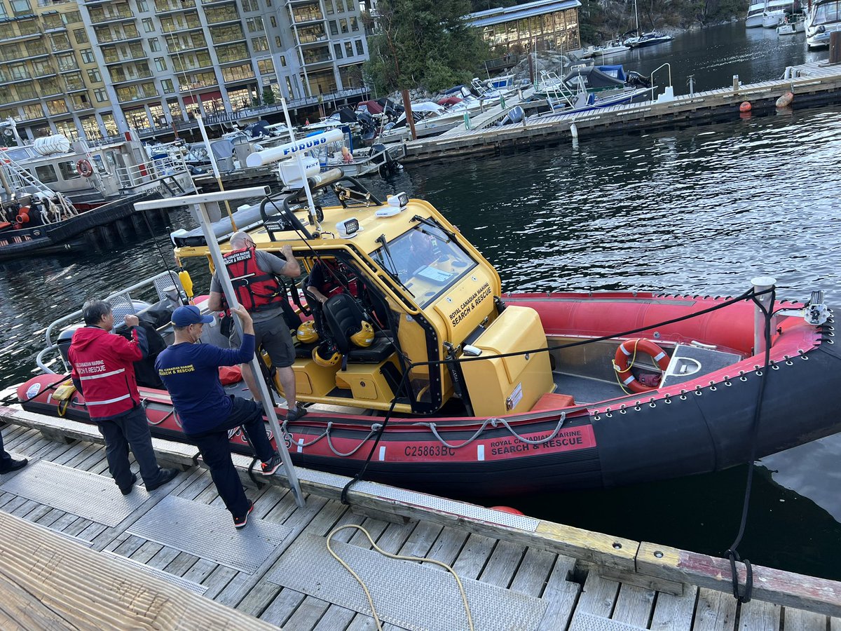 xplorewild76's tweet photo. BCFerries taking another load of cars north.  Pretty neat spot in Horseshoe bay.  Royal Canadian Marine search and rescue coming back from helping some hikers. https://t.co/P3kgf6FUMP