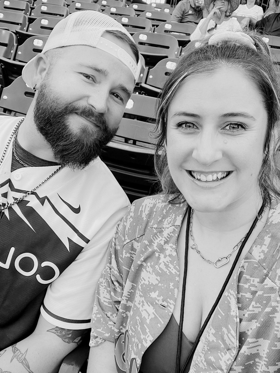 CoryelleThomas's tweet image. Wieners and baseball!!! #unleashthefun 

@saltdogsball @KZKX969