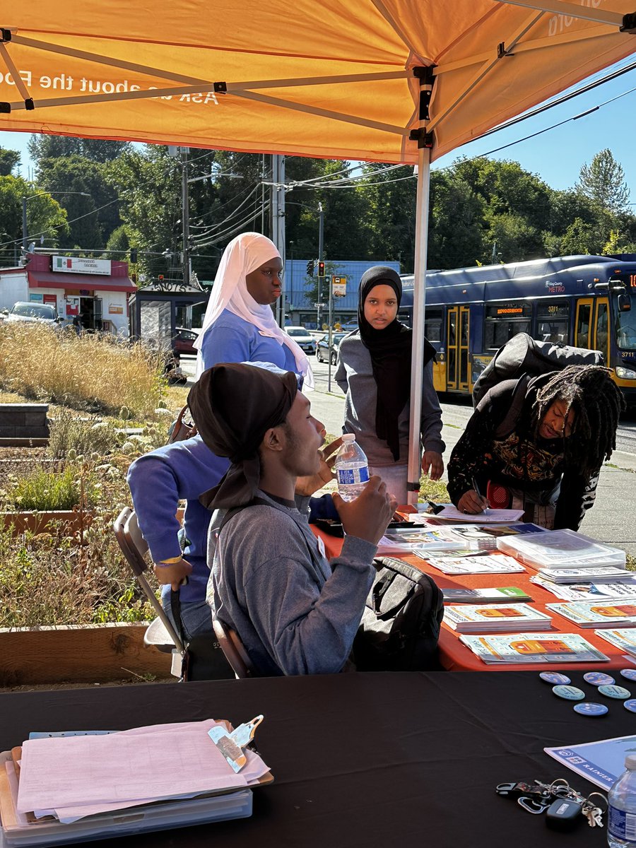 fn_hibo's tweet photo. Todays activation near the light rail. 4:30-7:30pm. We out here cleaning our neighborhood, giving the community the resources they need , taking surveys and more❣️👏🏿‼️. #settherecordstraight #rainierbeach #publicsafety https://t.co/EhCSZWZM4B