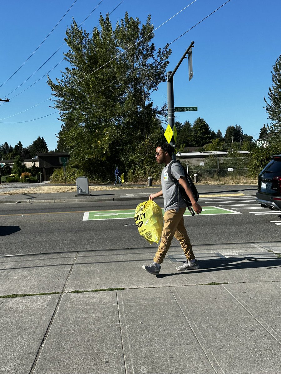 fn_hibo's tweet photo. Todays activation near the light rail. 4:30-7:30pm. We out here cleaning our neighborhood, giving the community the resources they need , taking surveys and more❣️👏🏿‼️. #settherecordstraight #rainierbeach #publicsafety https://t.co/EhCSZWZM4B