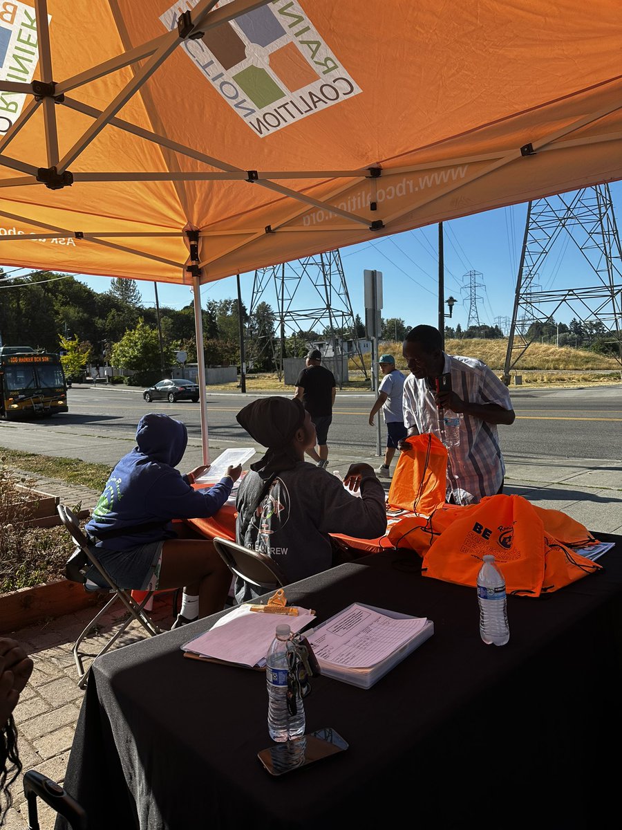 fn_hibo's tweet photo. Todays activation near the light rail. 4:30-7:30pm. We out here cleaning our neighborhood, giving the community the resources they need , taking surveys and more❣️👏🏿‼️. #settherecordstraight #rainierbeach #publicsafety https://t.co/EhCSZWZM4B