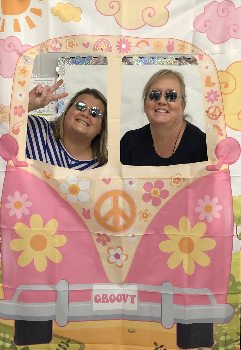 AmberJo06431526's tweet photo. DES is ready for a GROOVY new year!!! #reachinggreatnesstogether https://t.co/Bb1jhZSHfA