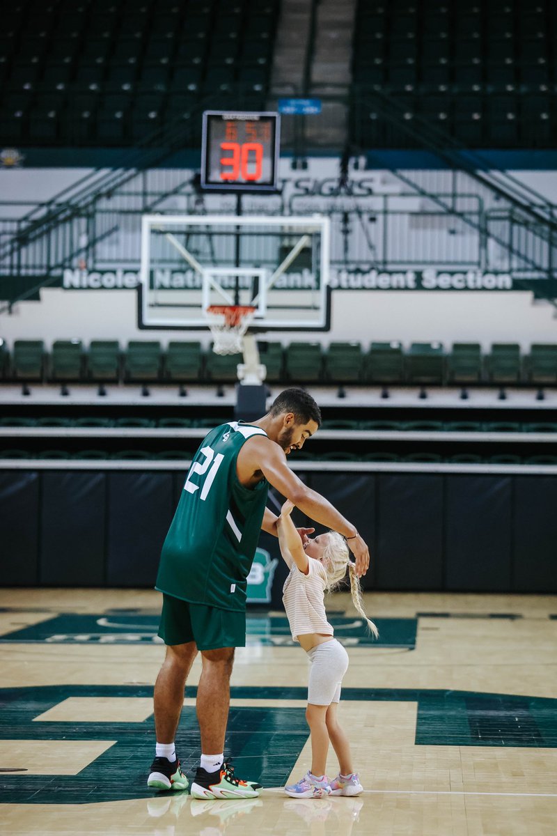 CoachSundance's tweet photo. 𝘠𝘖𝘜 𝘕𝘌𝘝𝘌𝘙 𝘒𝘕𝘖𝘞 𝘞𝘏𝘖'𝘚 𝘞𝘈𝘛𝘊𝘏𝘐𝘕𝘎 👀
.
.
📸cred: @juliakostop 
#FOE🤞🏻#GBG🫵🏼 #TGBW✅ #BYOJ🧃 https://t.co/5V95VxIz8O