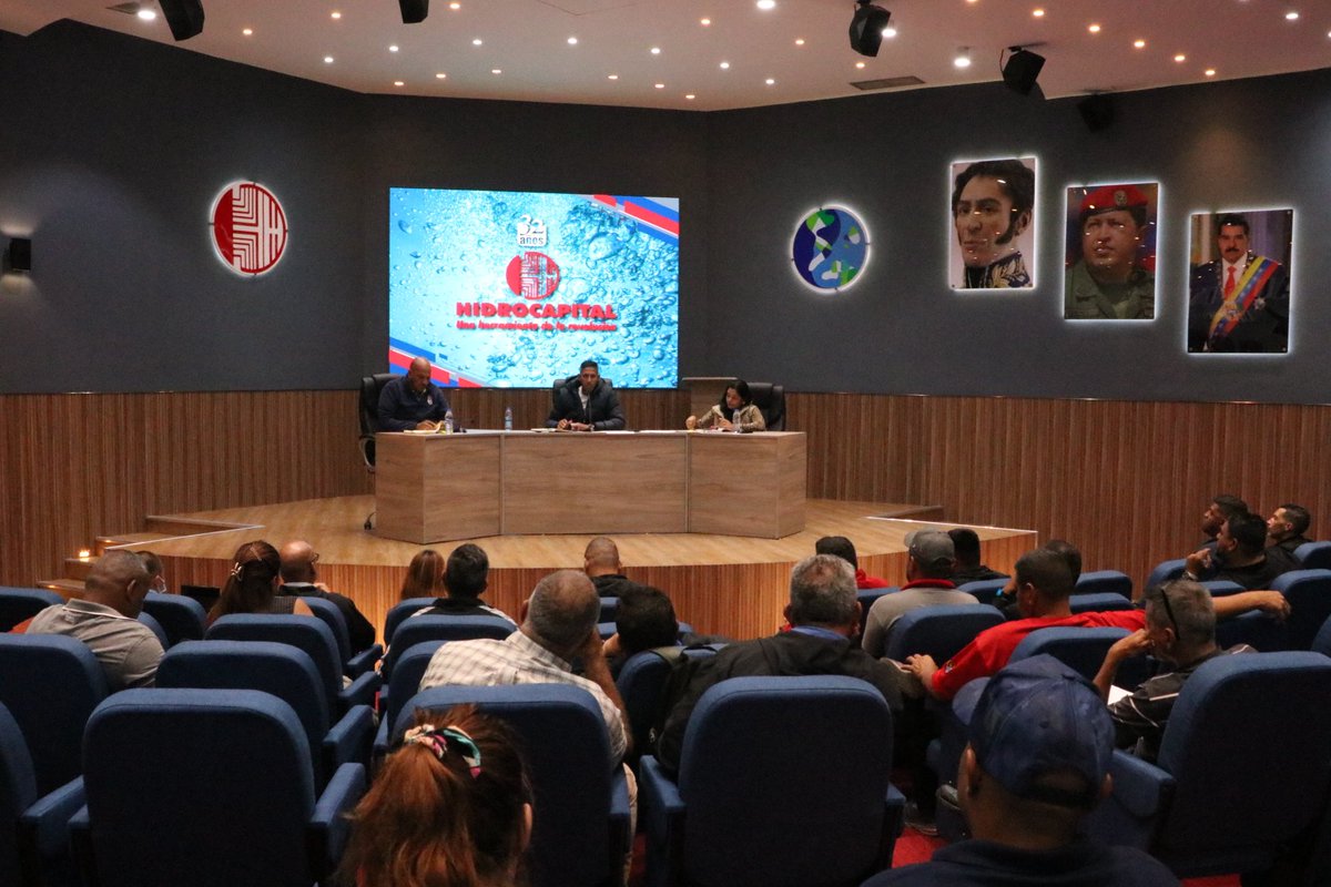harolclemente's tweet photo. Desde el auditorio Hugo Chávez de @Hidrocapital2 llevamos a cabo reunión semanal con los gerentes de la hidrológica. https://t.co/WJQw2idHFg