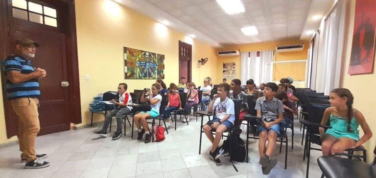 El Instituto de Periodismo Internacional José Martí (Ipijm) con sede en La Habana inició un curso de formación vocacional para acercar a niños de ocho a 15 años al arte de la fotografía. #CubaEsCultura #CubaEduca #DeZurdaTeam #IzquierdaUnida