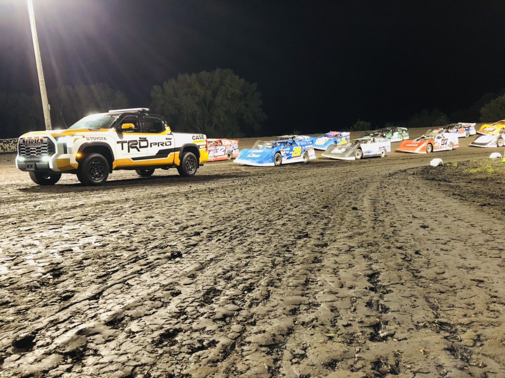 WoOLateModels's tweet image. Some #DirtWork is about to be done tonight at @BooneSpeedway. 

𝟓𝟎 𝐥𝐚𝐩𝐬. $𝟏𝟓,𝟎𝟎𝟎 𝐭𝐨 𝐰𝐢𝐧.

The 𝐇𝐚𝐰𝐤𝐞𝐲𝐞 𝟓𝟎 is ready to go LIVE on @DIRTVision!  #ToyotaPartner