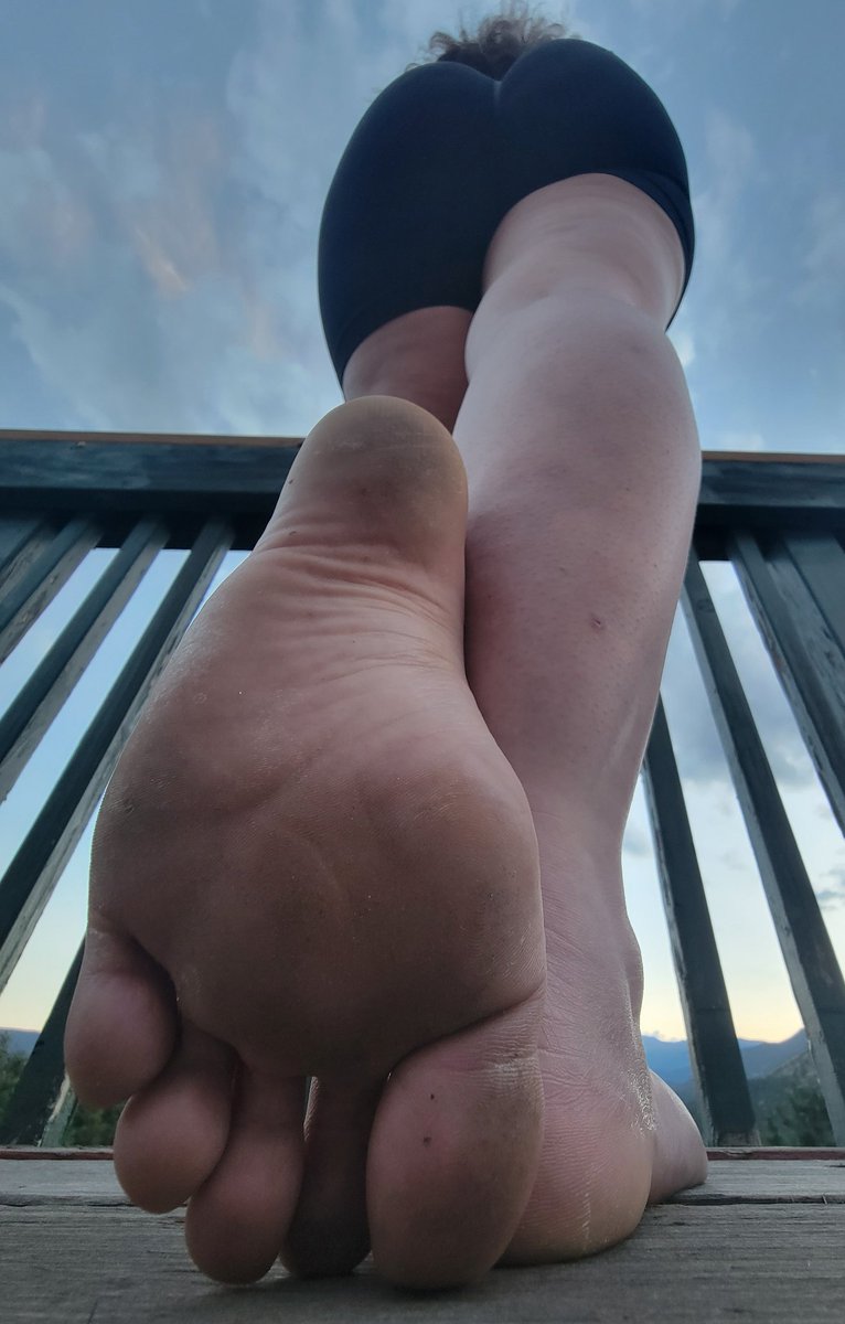 How small are you compared to my big toe?

#giantess #sizetwitter