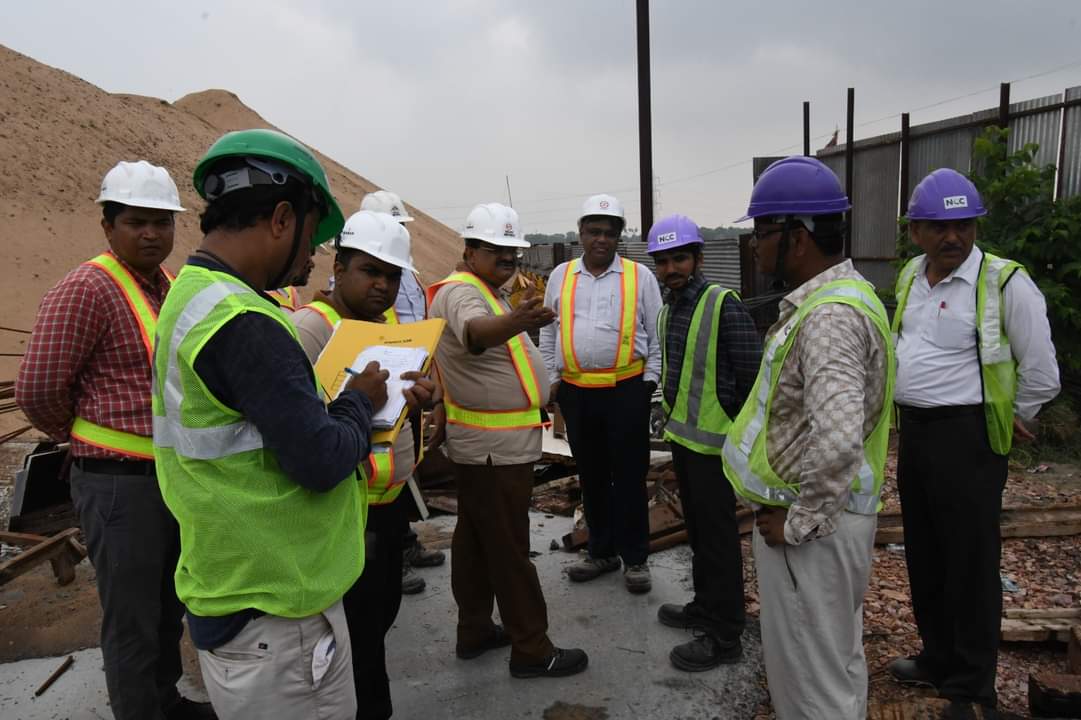 UDHDBIHAR's tweet photo. ED/Environment @OfficialDMRC Sh. S.A.Verma visited casting yard and sites of elevated corridors of #PatnaMetroProject. During his visit he assessed the compliance of contractual requirements and other concerns related with the impact of project on environment. (1/2) https://t.co/5OIs106Gbr