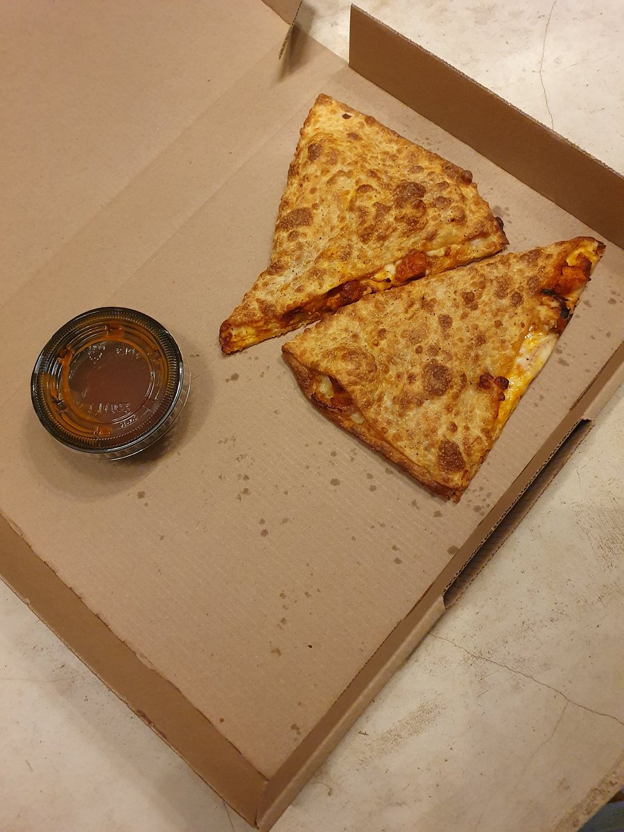 ruso20's tweet photo. Es correcto el tamaño? @pizzahut 
#meltspizzahut #decepcionado https://t.co/ksjcpVlC5y