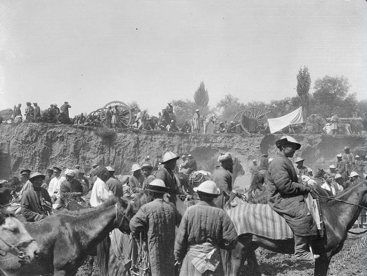 Фотография из фондов Центрального государственного архива кинофотофонодокументов КР. Местный рынок в Узгене. Ферганская обл., 1906-1908 года.