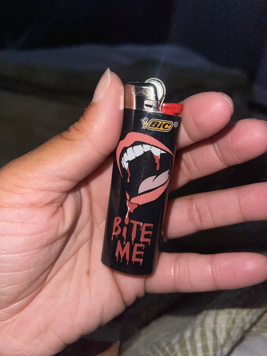 MahogneyPayne's tweet image. New little pick up thanks 7/11 😘 #newlighter #lightercollection #biteme