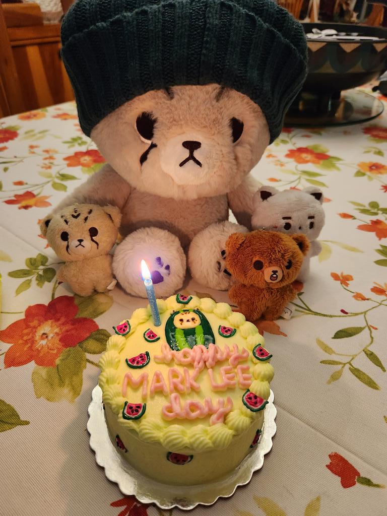 little_owl9's tweet photo. FELIZ CUMPLEAÑOS MARK LEE!!!! 🥰💚
No podía dejar pasar la oportunidad de celebrar tu existencia y darte las gracias por todo tu esfuerzo, tu risa y tus palabras (en especial el 솔직히HAHA) que siempre me acompañan 💚
#HAPPYMARKDAY 
#마크의_스물네번째_골든아워 #24thGoldenMarkYear https://t.co/uC0WmAWMnp