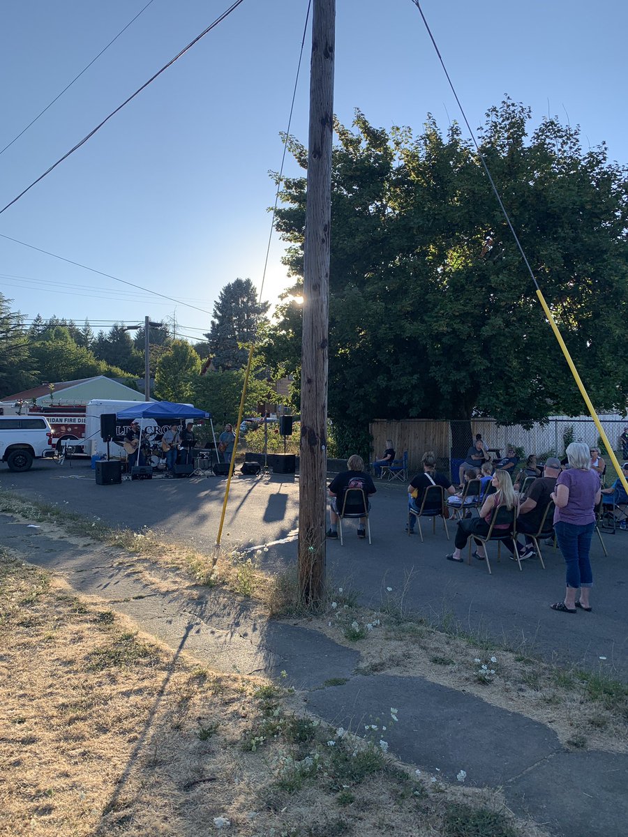 YCSOoregon's tweet photo. Live music in Willamina at National Night Out! https://t.co/hudS0lTZj9
