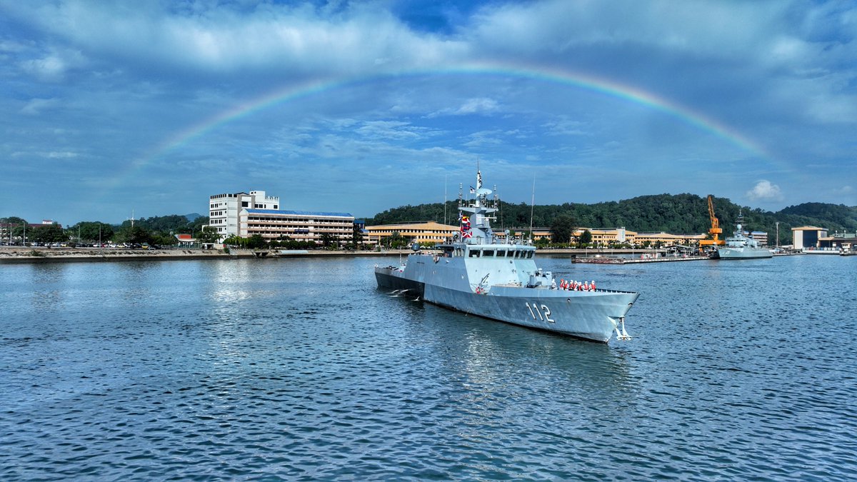 A great start to the day.

Pelangi di awal pagi ini mengiringi @KdSundang yang keluar dari Jeti Tambatan Lumut untuk latihan fasa laut #EksAngsa. 

📸: BK PAP An Nur Ehsan @ Zahrir bin Almonsani

#Kesiagaan
#NavyUpdate
#WeHavetheWatch