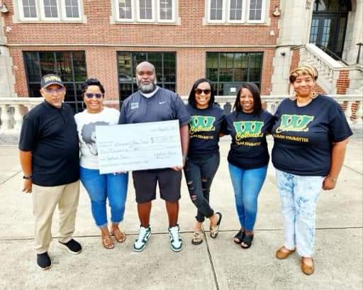 Msaka93's tweet photo. We would like to say THANK YOU to the Woodlawn High School Alumni Association for their donation to the WHS Football Team! This means so much! The Colonels truly take care of their own! ๐๐๐
#1stAveBoyz #BigWoodlawn #WorkingForTheW #WoodlawnStrong #WinningWithWoodlawn https://t.co/uT4Fre7pdS