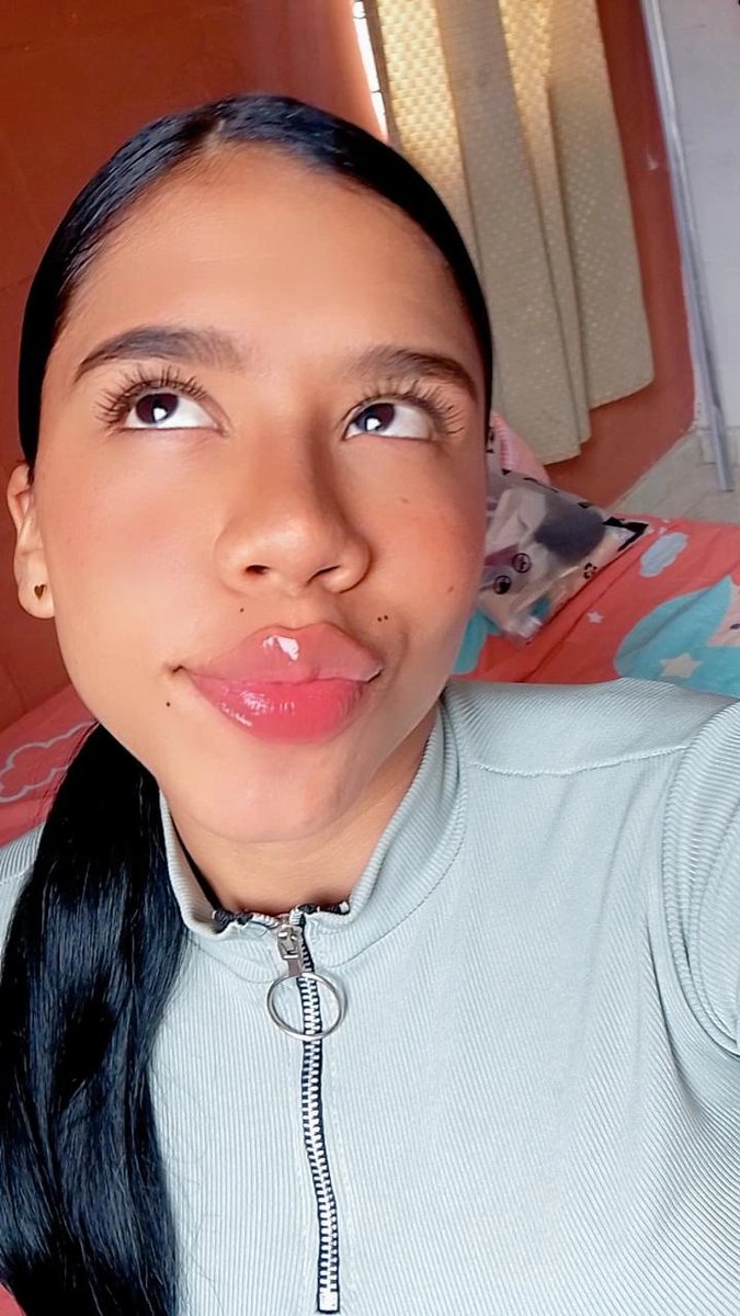 Gabri_v032's tweet photo. What other lipstick would you apply? 🥰😼
¿Qué otro labial me aplicarías? 🥰😼
#labial #models #onlyfanspromo https://t.co/jjVgmaQjnx