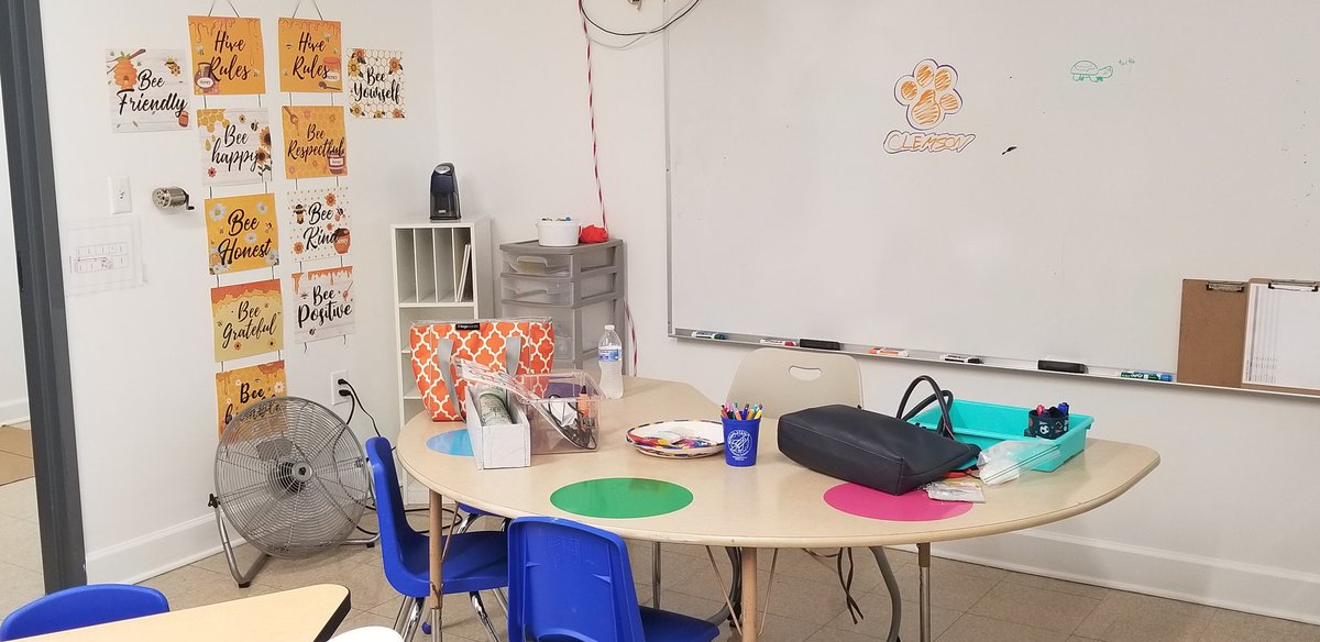FLEsecondgrade2's tweet photo. Classroom is under construction...❤😊🙌📚🍎 https://t.co/owZreCe4sf