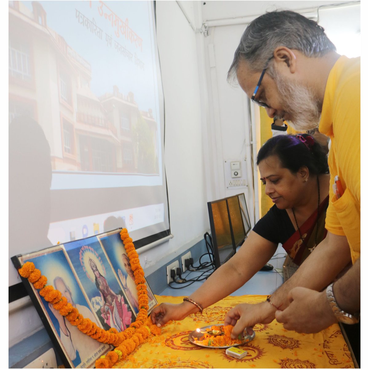 jmcdsvv's tweet photo. @dsvvofficial के @jmcdsvv विभाग में  30/07/2023 को नवप्रवेशी छात्र-छात्राओं के विभागीय उन्मुखीकरण 'समारंभ-2023' का हुआ आयोजन।

📷 - गौरव, वेदिका एवं प्रखर 
#NEP2020 #orientation #collegefirstday #invocation #samarambh2023 #welcomeceremony #Indianculture #sanatanculture #gurukul https://t.co/2KzoVkIByb