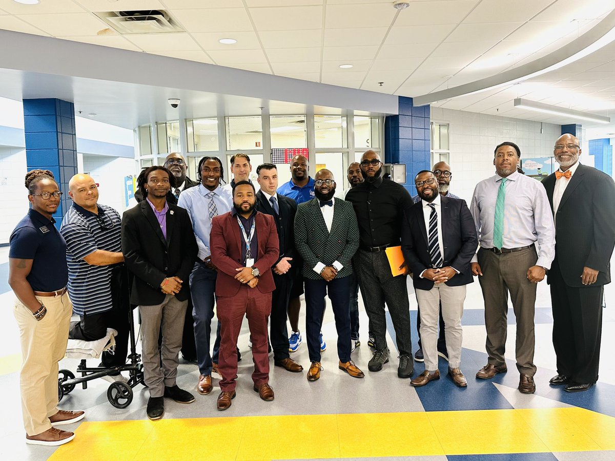 akjohnsonEdS's tweet photo. Meet the male educators of @SGTheBestNest ‼️‼️ Ready and equipped to serve this generation!!📚👑 @CenterBlackEd @BMEsTalk https://t.co/dx3agNiBGL