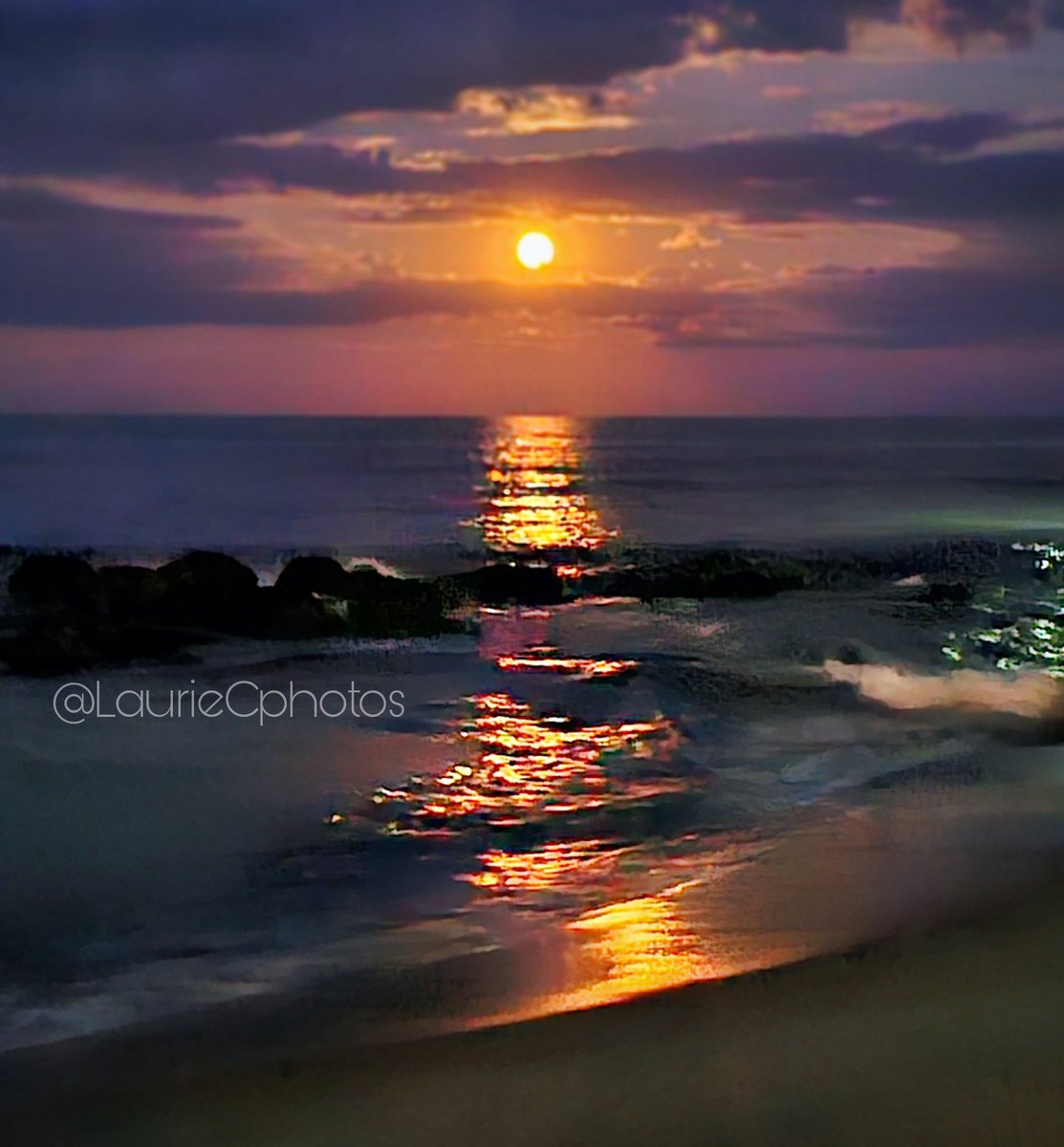 ColomboLaurie's tweet photo. Lots of clouds around but, was able to catch the full Sturgeon moon for some quick pics. So colorful!! 
#moonrise #augustmoonrise #fullmoon #augustfullmoon #fullsturgeonmoon #oceangrovenj #oceangrovenj07756 #oceangrovebeaches #ognj #oceangrove07756 https://t.co/lZLxeUu03z