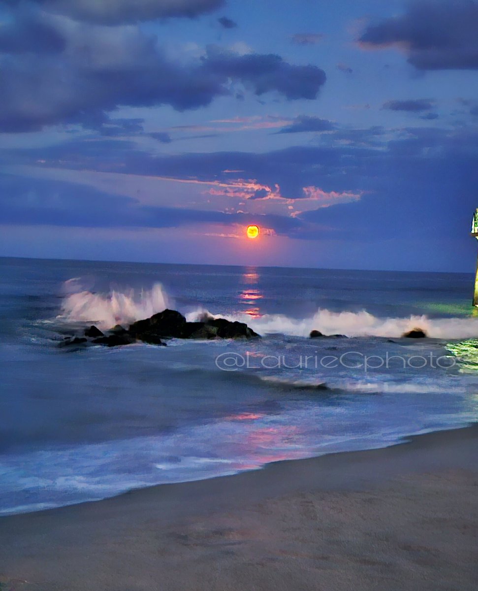 ColomboLaurie's tweet photo. Lots of clouds around but, was able to catch the full Sturgeon moon for some quick pics. So colorful!! 
#moonrise #augustmoonrise #fullmoon #augustfullmoon #fullsturgeonmoon #oceangrovenj #oceangrovenj07756 #oceangrovebeaches #ognj #oceangrove07756 https://t.co/lZLxeUu03z