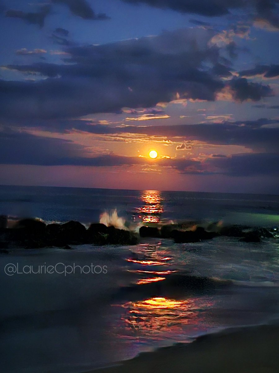 ColomboLaurie's tweet photo. Lots of clouds around but, was able to catch the full Sturgeon moon for some quick pics. So colorful!! 
#moonrise #augustmoonrise #fullmoon #augustfullmoon #fullsturgeonmoon #oceangrovenj #oceangrovenj07756 #oceangrovebeaches #ognj #oceangrove07756 https://t.co/lZLxeUu03z