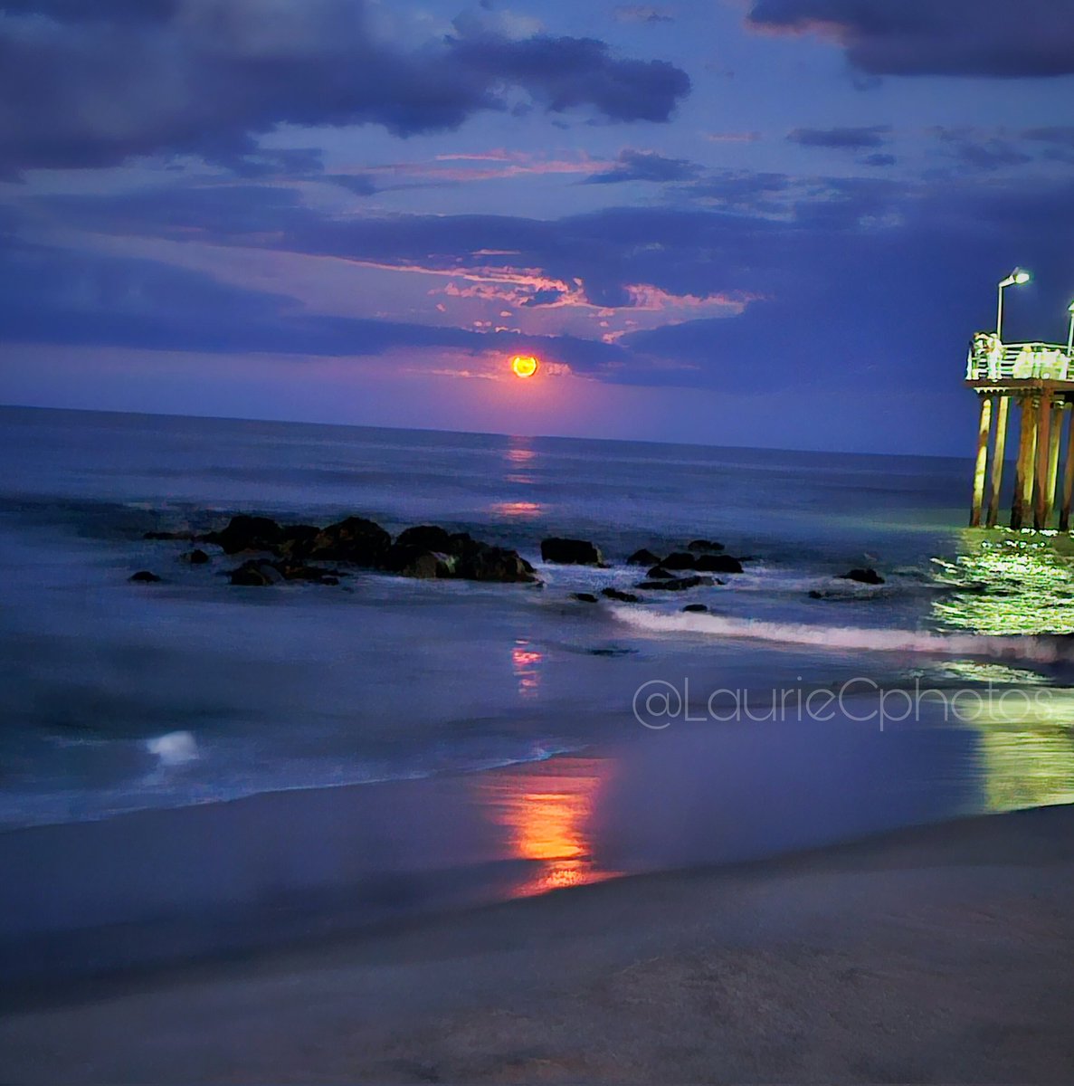 ColomboLaurie's tweet photo. Lots of clouds around but, was able to catch the full Sturgeon moon for some quick pics. So colorful!! 
#moonrise #augustmoonrise #fullmoon #augustfullmoon #fullsturgeonmoon #oceangrovenj #oceangrovenj07756 #oceangrovebeaches #ognj #oceangrove07756 https://t.co/lZLxeUu03z