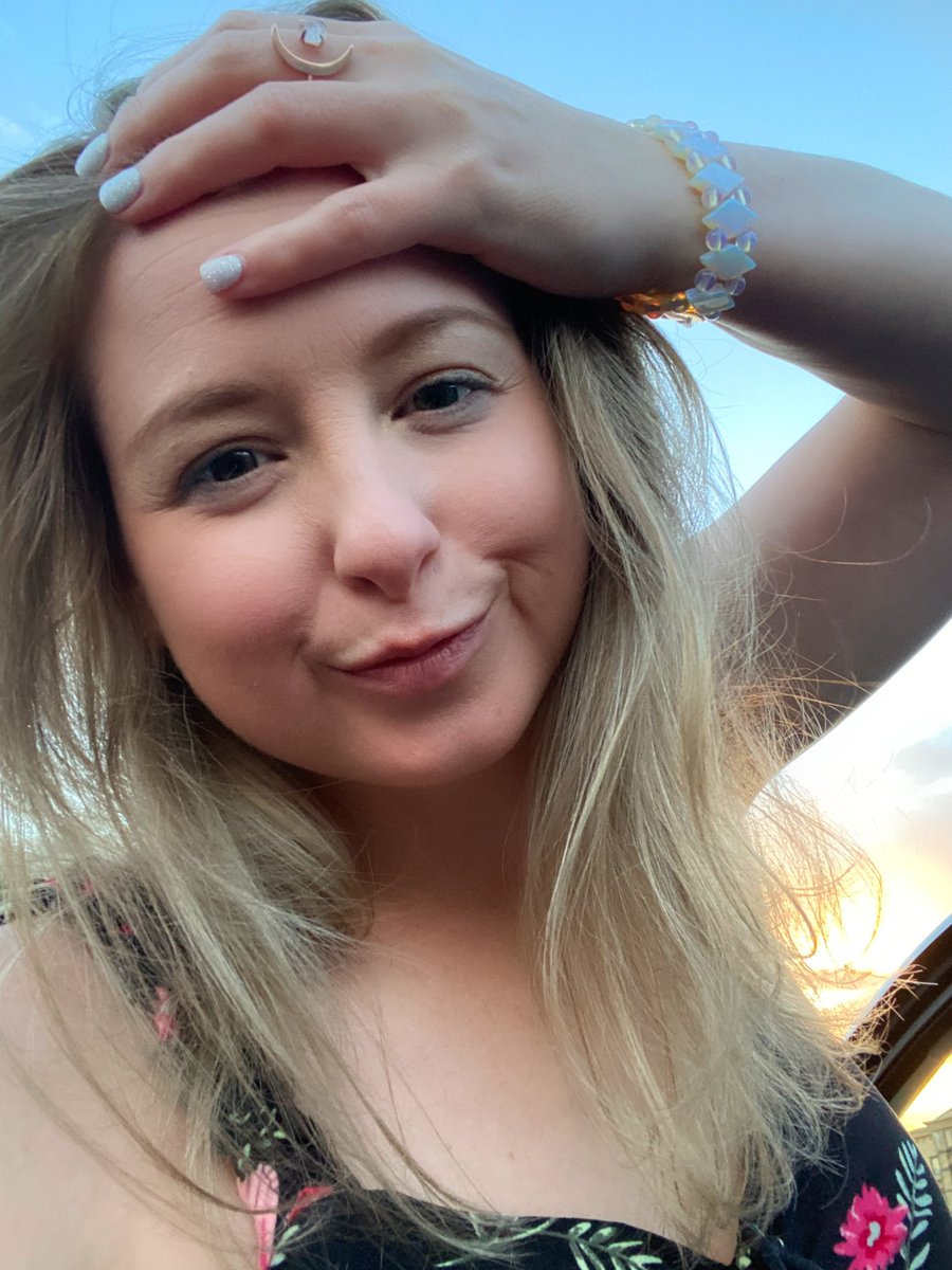 Beat the HEAT 🥵♨️

🧊 #TuesdayThoughts 🧊

A cold Bath, Shower, or Cool compress can help decrees body temperature. Simply running cool water over your hands and feet can also help!  

#HydrationNation #water #Electrolyte