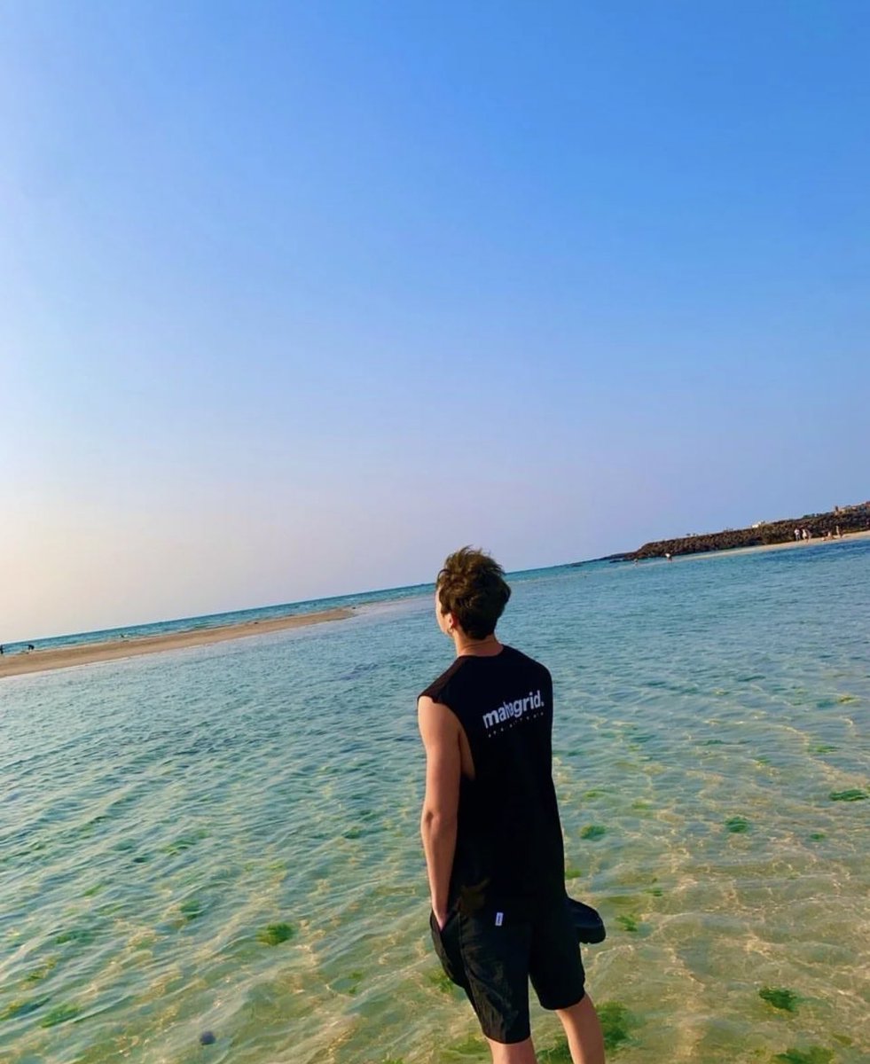 beyondyasmin's tweet photo. i love this genre of ‘bang chan’s beautiful shoulders’ photos https://t.co/Q2ilcq3nUw