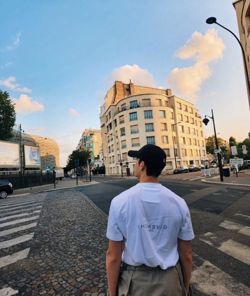 beyondyasmin's tweet photo. i love this genre of ‘bang chan’s beautiful shoulders’ photos https://t.co/Q2ilcq3nUw