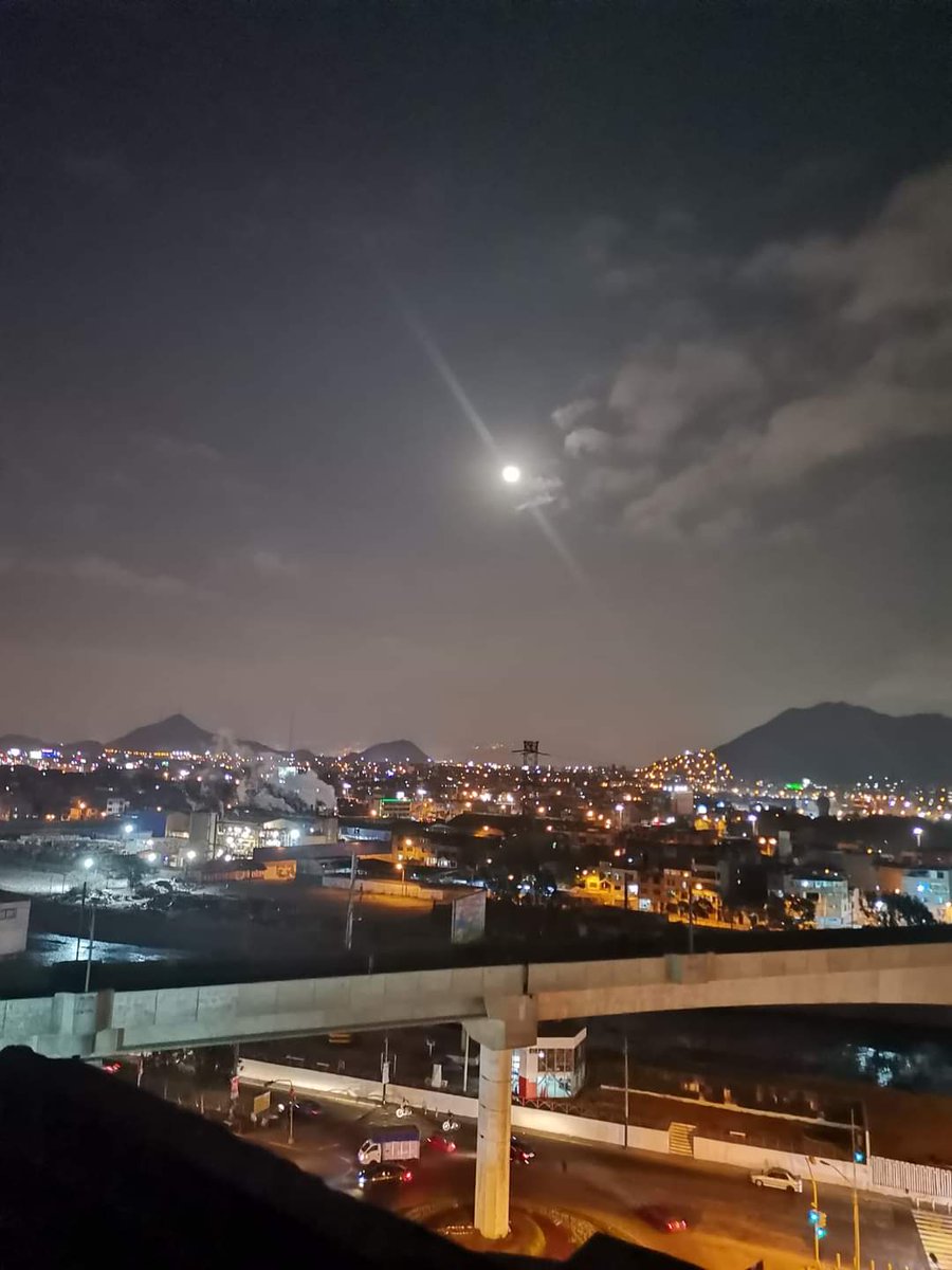 peru_claudia's tweet photo. Me encontré con estas fotos de otros compatriotas 🇵🇪 peruanos en redes sociales. 🌕❤️
#SuperMoon #Allrisesilver #은혁 #은혁버블 @AllRiseSilver https://t.co/4Eb5IOIx7E