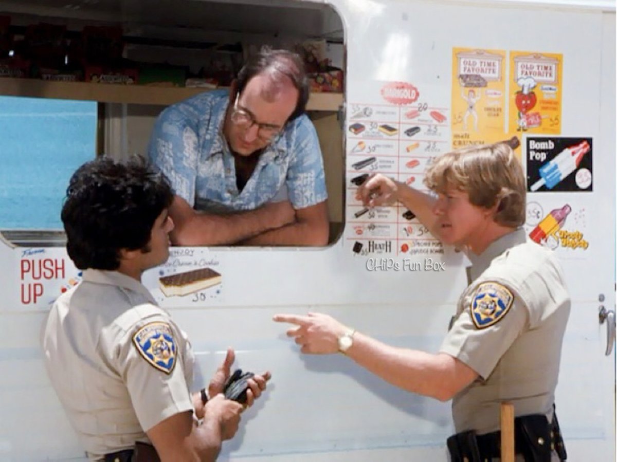 CHiPsFunBox's tweet image. ジョン「いや、この前は俺が奢っただろ。今度はお前の番だよパンチ」
パンチ「えっ、そうだっけ？お前の番じゃなかった？」
店の人（どっちでもいいから早く買ってよ・・・）

#BombPop #毎日CHiPs #白バイ野郎 #ジョンアンドパンチ