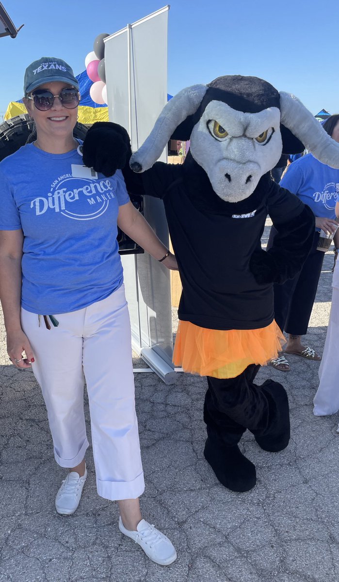 Lone Star Texans greeting the new teachers at the SAISD tailgate.