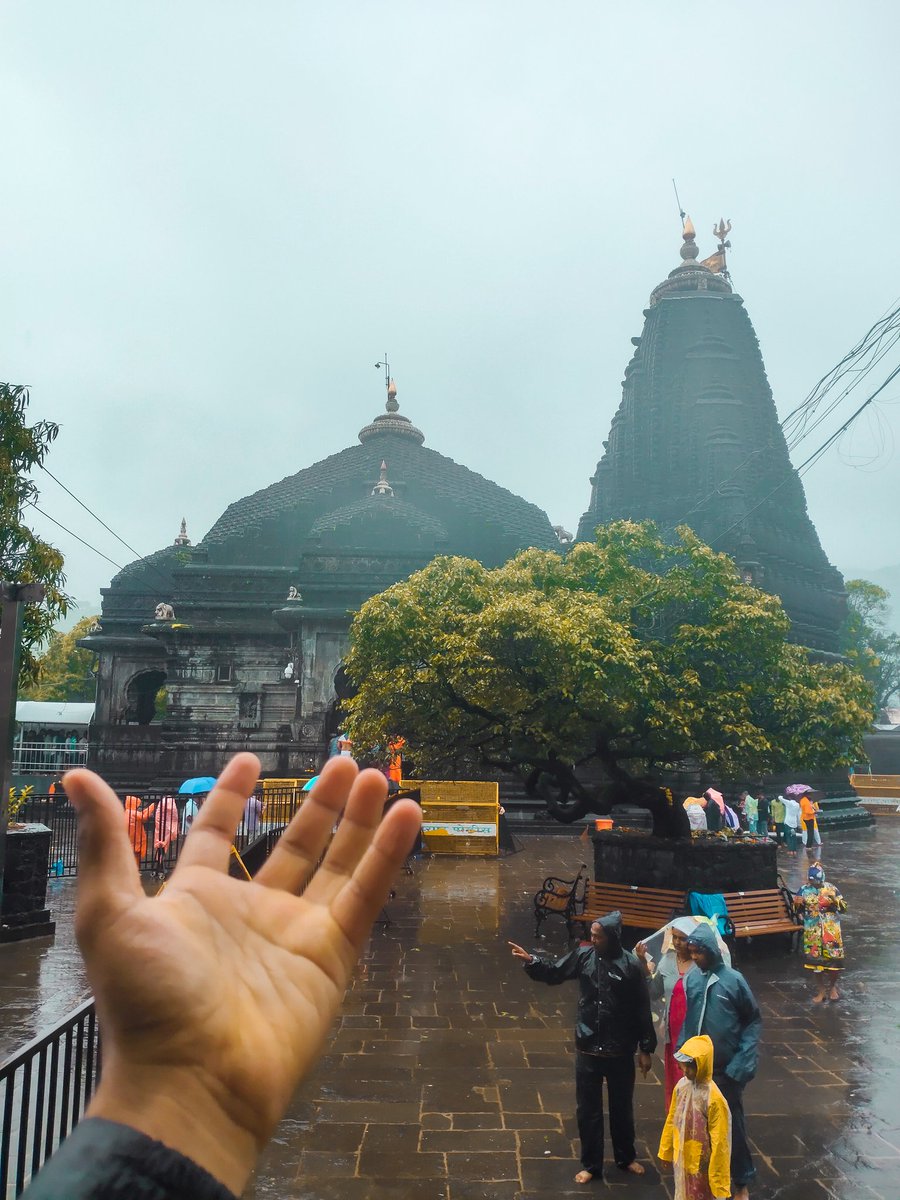 ApoorvTi7's tweet photo. Shri Trimbakeshwar Shiva Temple (श्री त्र्यंबकेश्वर ज्योतिर्लिंग मंदिर) 
one of the twelve jyotirlingas in the Trimbakeshwar tehsil the Nashik District of Maharashtra, India https://t.co/nbDsjcl177