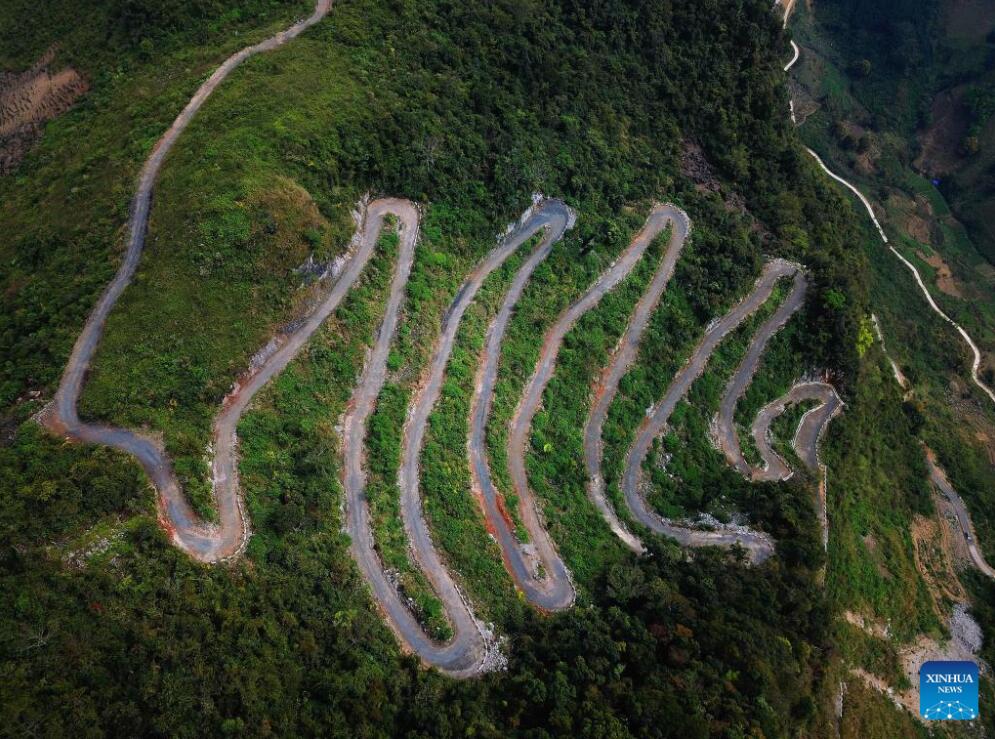 chinaorgcn's tweet image. Napo County belongs to the mountainous areas of Guangxi. In recent years, several winding mountain roads have been built to make it more convenient for local villagers to travel and to promote local economic growth at the same time. china.org.cn/photos/2023-08… #mountainroads