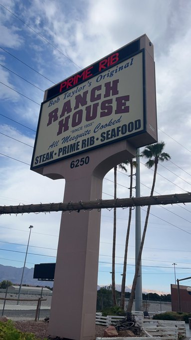 One of the best ribeyes in Las Vegas. Perfect Birthday dinner https://t.co/8leRBRauU0<a href="/tag/joclynstone"class="tags"><span>#joclynstone</span></a>