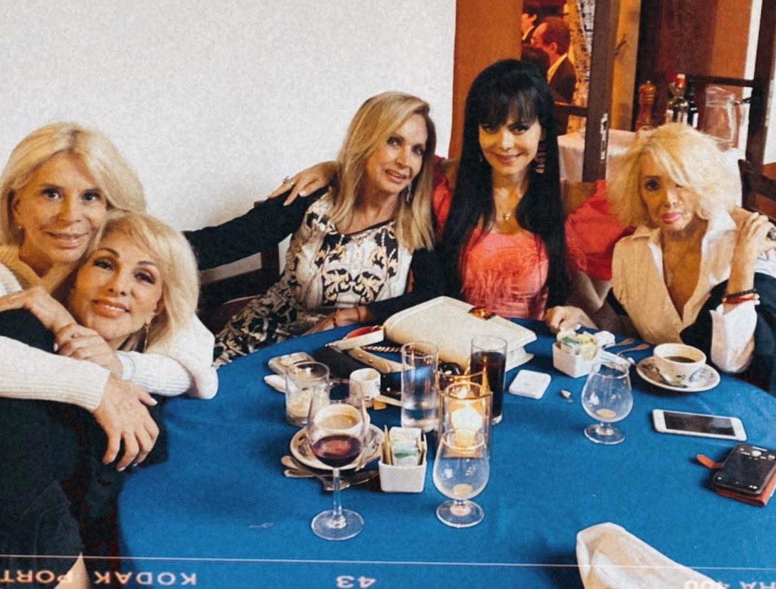 OliviaCollinsMX's tweet photo. Apapachándonos 🧡🤲🏼🌝 @MaribelGuardia
#VidaCollins #amigas #cena https://t.co/Wp7j3cicKL