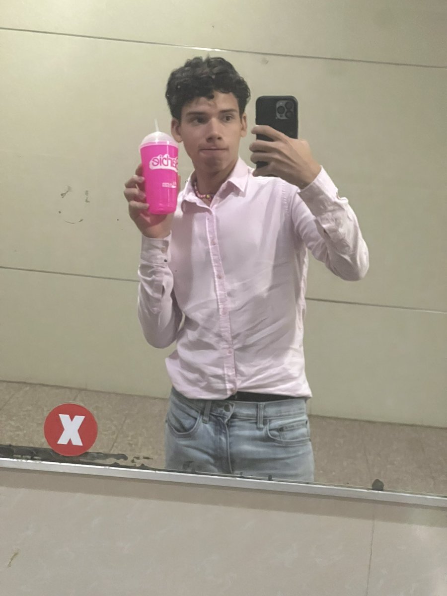 _unmanie_'s tweet photo. “Esa vaina no es de hombre😡” 

Mi honesta reacción: https://t.co/UTfvSIjxDc