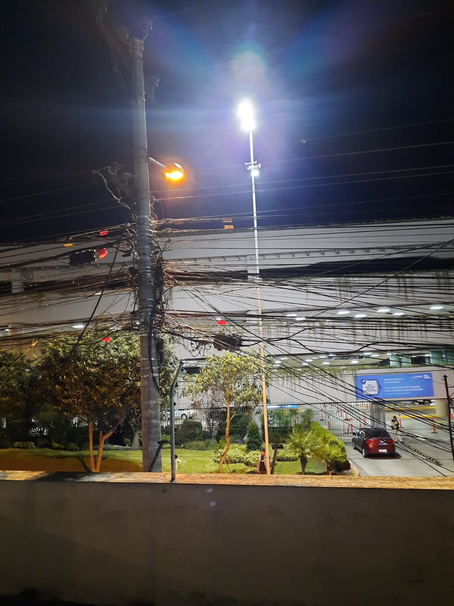 CondadoVecinos's tweet photo. Estimado Alcalde @pabelml pedimos se controle este abuso por parte de #CondadoShopping a nuestro barrio residencial, postes colocados con luz Led , iluminación descomunal @liradelapaz @amcquito @zona_ladelicia @PoliciaEcuador @ECU911Quito @ambientequito https://t.co/QxHaXGy9Js
